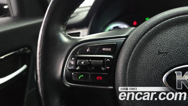 Kia Niro Prestige 2018 — фото 30