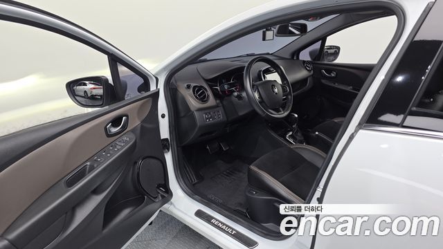 Renault Korea Clio Intens Panoramic 2019 — фото 10