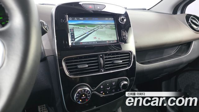 Renault Korea Clio Intens Panoramic 2019 — фото 14