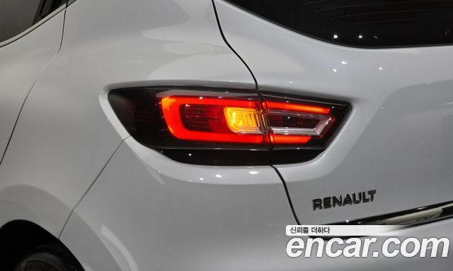 Renault Korea Clio Intens Panoramic 2019 — фото 23