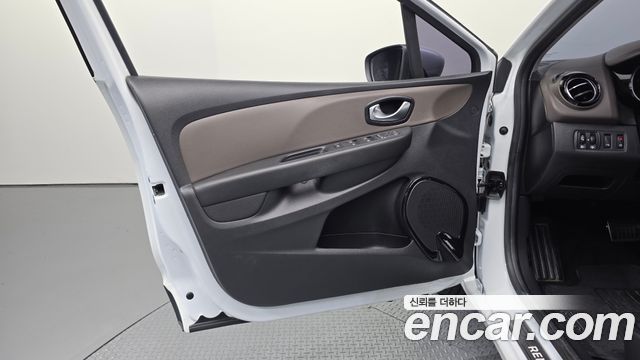 Renault Korea Clio Intens Panoramic 2019 — фото 24