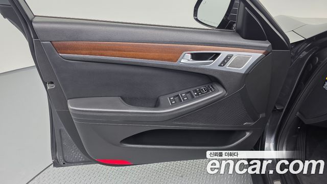 Genesis G80 3.3 GDI AWD Premium Luxury 2017 — фото 24
