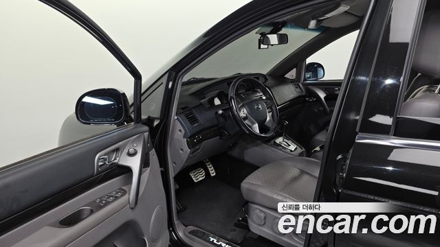 KG Mobility (SsangYong) Korando Turismo 4WD TX 11-seater 2016 — фото 10