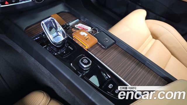 Volvo XC60 (II) B5 Ultimate Bright 2024 — фото 9