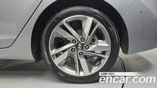 Hyundai Avante 1.6 GDi Premium Standard 2014 — фото 21