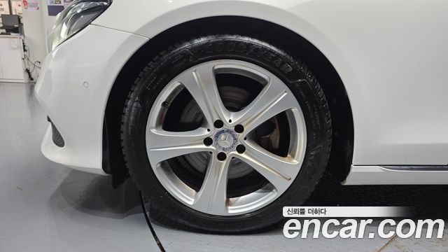 Mercedes-Benz E-Class (W213) E220d Avantgarde 2017 — фото 5