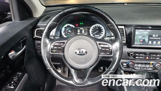 Kia Niro Prestige 2018 — фото 11
