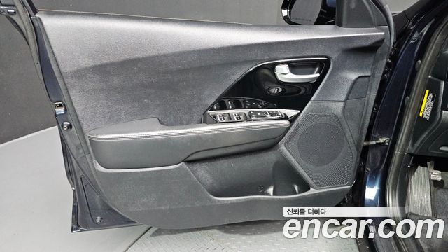 Kia Niro Prestige 2018 — фото 24