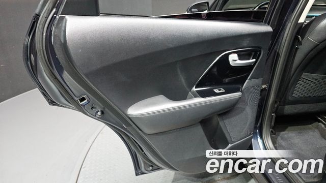 Kia Niro Prestige 2018 — фото 25