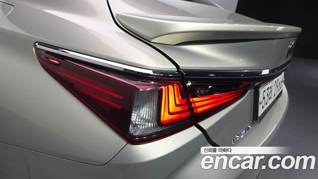 Lexus ES300h (VII) Luxury Plus 2019 — фото 23