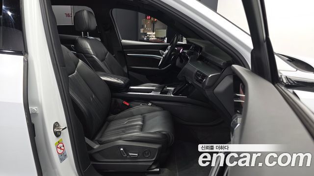 Audi e-tron 55 Quattro 2020 — фото 11