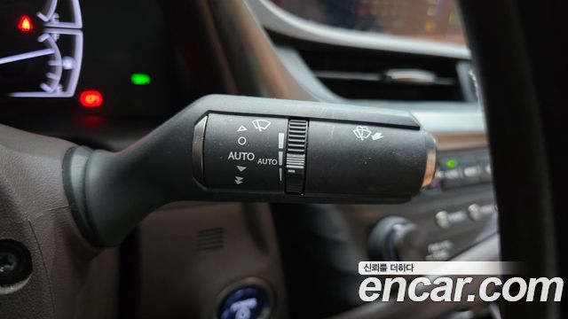 Lexus ES300h (VII) Luxury 2020 — фото 16