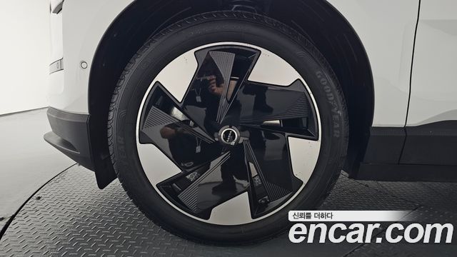 Volvo EX30 Ultra 2025 — фото 5