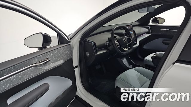 Volvo EX30 Ultra 2025 — фото 10