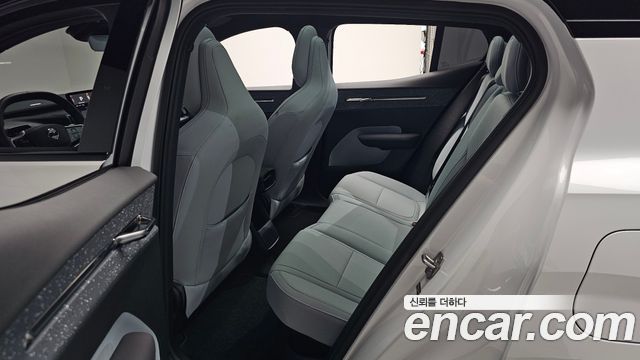 Volvo EX30 Ultra 2025 — фото 11
