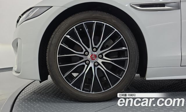 Jaguar XE D180 R-Dynamic S 2020 — фото 5