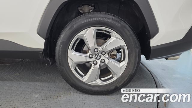 Toyota RAV4 (V) 2.5 4WD Hybrid 2019 — фото 21