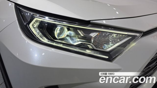 Toyota RAV4 (V) 2.5 4WD Hybrid 2019 — фото 22
