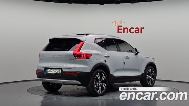 Volvo XC40 B4 Inscription 2022 — фото 2