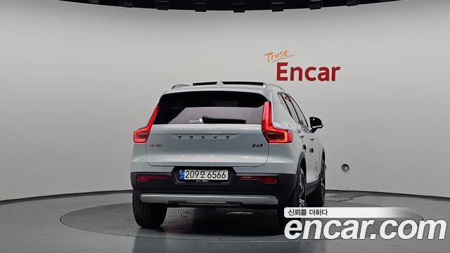 Volvo XC40 B4 Inscription 2022 — фото 4