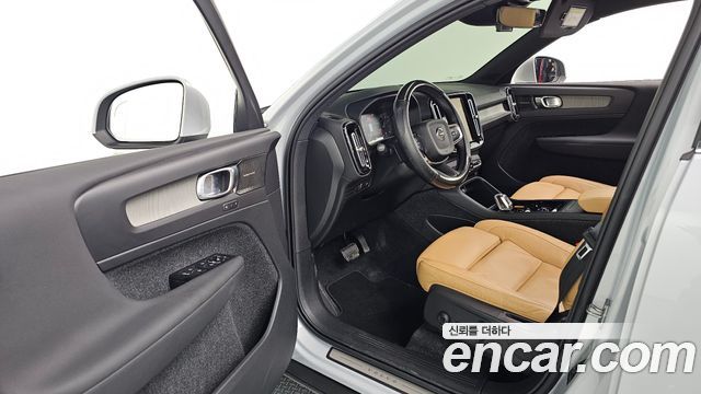 Volvo XC40 B4 Inscription 2022 — фото 10