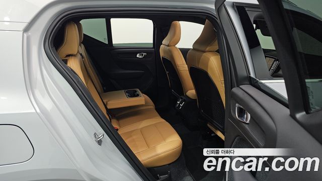 Volvo XC40 B4 Inscription 2022 — фото 11