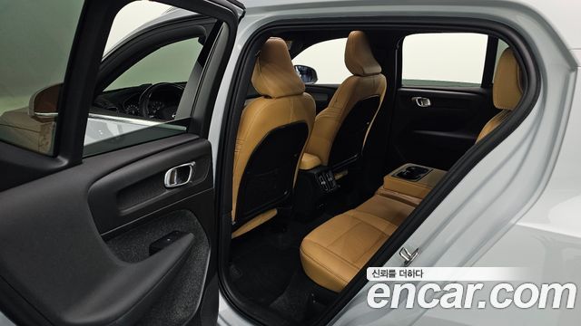 Volvo XC40 B4 Inscription 2022 — фото 12