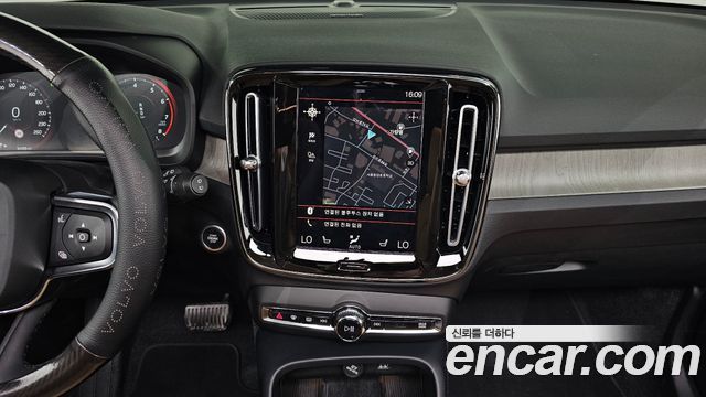 Volvo XC40 B4 Inscription 2022 — фото 14