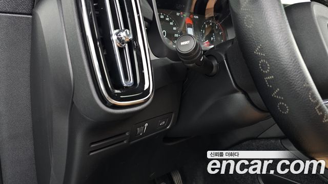 Volvo XC40 B4 Inscription 2022 — фото 28