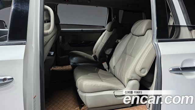 Kia Carnival 9-seater Noblesse 2015 — фото 12