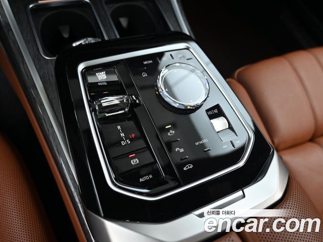 BMW 7 Series (G70) 740i sDrive M Sport 2023 — фото 9