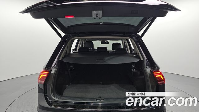 Volkswagen Tiguan Allspace 2.0 TSI Prestige 2023 — фото 20