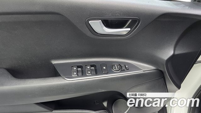 Kia Stonic 1.4 Prestige 2020 — фото 30