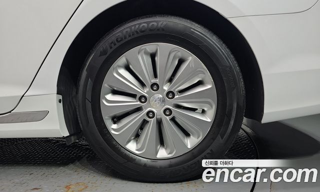 Hyundai Sonata Hybrid (LF) 2.0 HEV Modern 2016 — фото 21