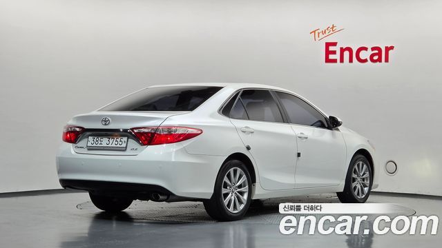 Toyota Camry 2.5 XLE 2015 — фото 2