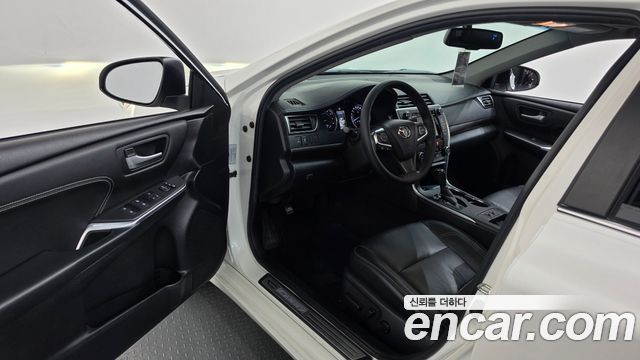 Toyota Camry 2.5 XLE 2015 — фото 10