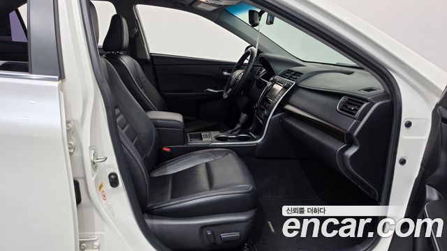 Toyota Camry 2.5 XLE 2015 — фото 15