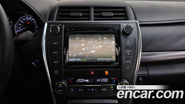 Toyota Camry 2.5 XLE 2015 — фото 18