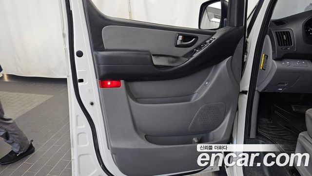 Hyundai Grand Starex Van 3-Seater Smart 2019 — фото 24