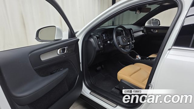 Volvo XC40 B4 Inscription 2021 — фото 10