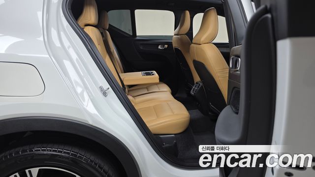 Volvo XC40 B4 Inscription 2021 — фото 11