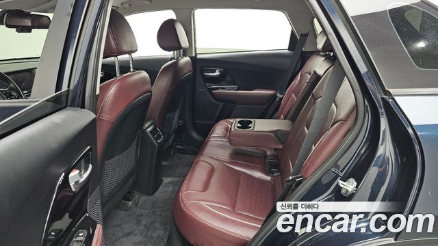 Kia Niro 1.6 HEV Signature 2022 — фото 32