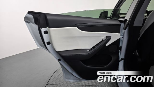 Tesla Model Y RWD 2025 — фото 25