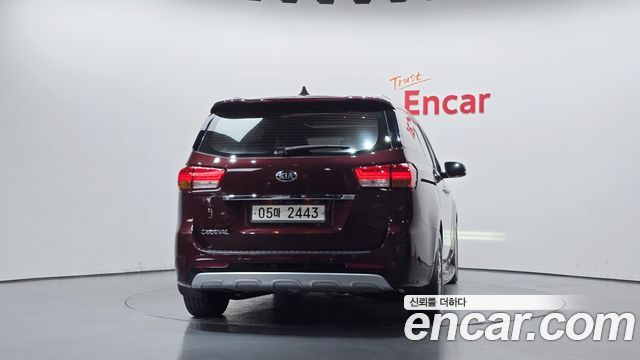 Kia Carnival 9-seater Noblesse 2015 — фото 4