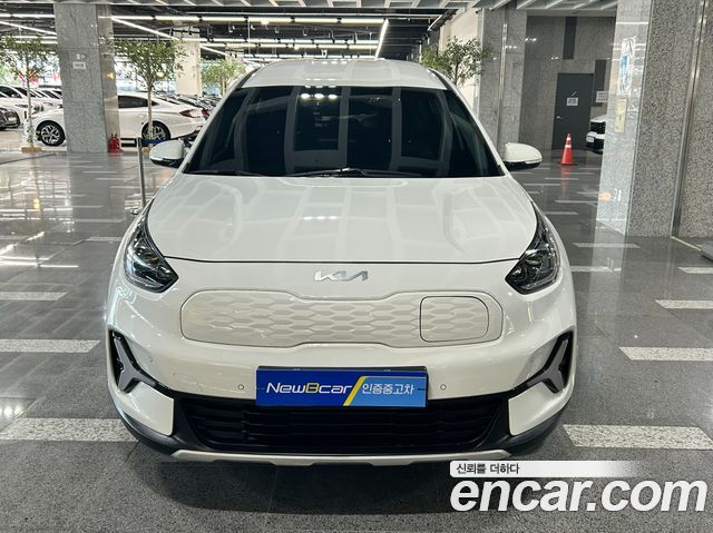 Kia Niro Plus Air 2023 — фото 1