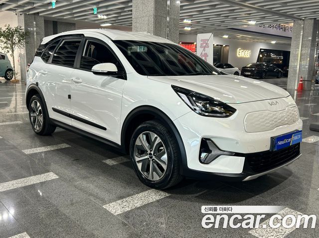 Kia Niro Plus Air 2023 — фото 2