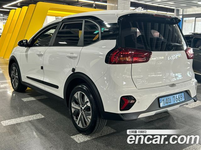 Kia Niro Plus Air 2023 — фото 4