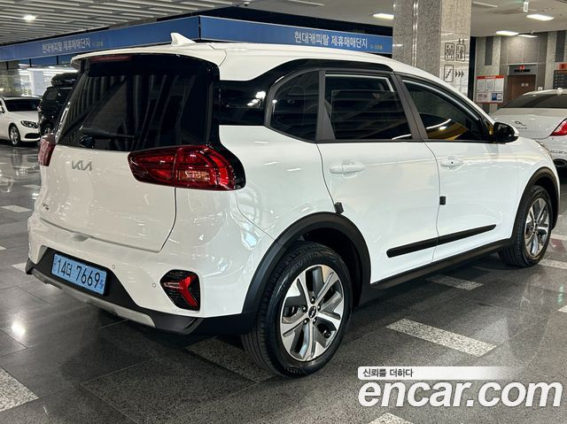 Kia Niro Plus Air 2023 — фото 6
