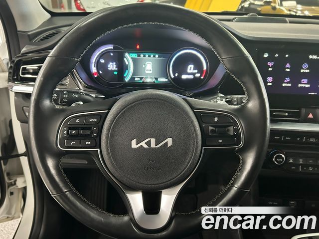 Kia Niro Plus Air 2023 — фото 9