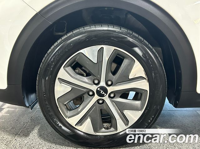 Kia Niro Plus Air 2023 — фото 24